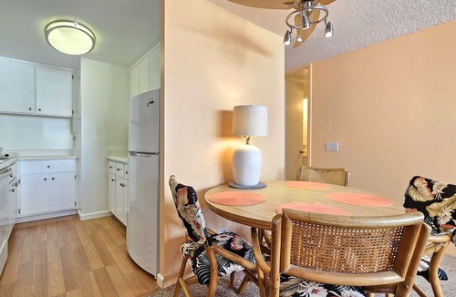 Waikiki Apartment | Spacious Studio Apt. with WiFi and A/C - Super close to Beach & Zoo