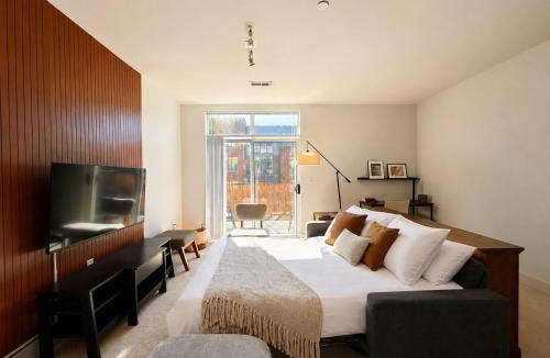 Historic Third Ward Apartment | Spacious Third Ward Apt Near Summerfest with Balcony - Sleeps 4