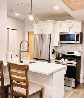 Downtown Apartment | Spacious Three-Bedroom, Sleeps 6, Downtown Providence