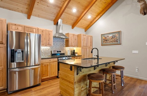 Coram Cabin | Spacious, Updated Lodge-Minutes to Glacier Park!
