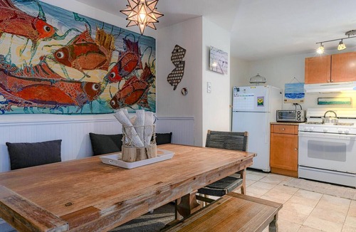 Ocean Grove Apartment | Spacious UPPER LEVEL 4-bed apt w/WiFi, AC, 1 block from beach in Ocean Grove