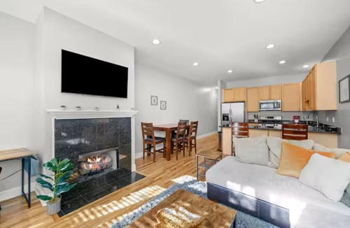 Near West Side Condo | Spacious West Loop Retreat UnitedCenter & Dining