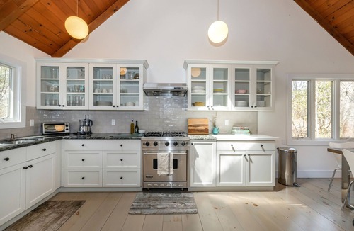 Clearwater Beach House | Springs Chic, Steps from private Gardiners Bay beach!