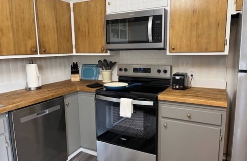 Bloomington House | Stadium Stroll | Perfect for Football | 4 BRs · 2 Baths · Sleeps 14