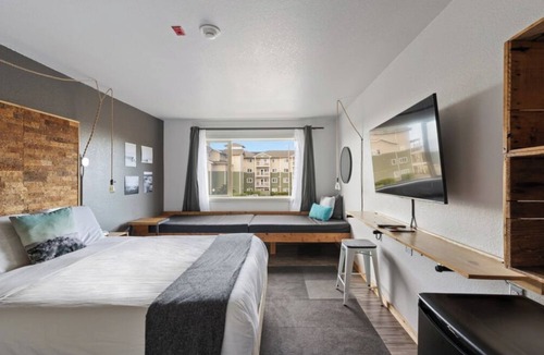 Long Beach Hotel | Steps from World Kite Museum! Two Modern Units, Swimming Pool, Free Parking!