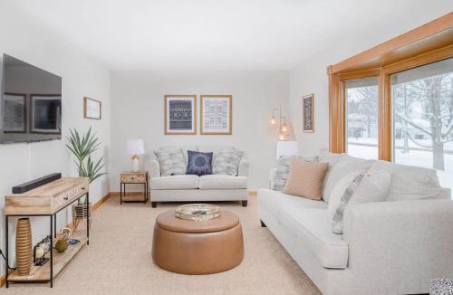 Whiting House | Stevens Point Getaway - HUGE 5 bedroom Home 3 Full Bath