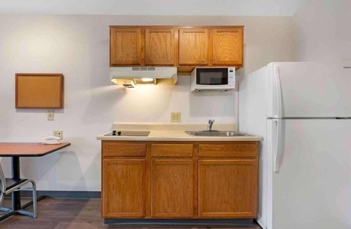 Sharonville Apartment | Studio 6 Sharonville|Cozy ADA Full Bed,Tub,Nsmk|Kitchen