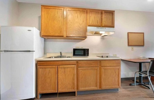 Sharonville Apartment | Studio 6 Sharonville|Cozy ADA Full Bed,Tub,Nsmk|Kitchen