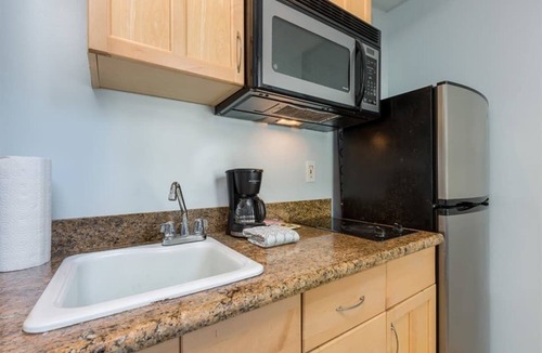 Waikiki Condo | Studio Ease w/Kitchenette, AC, WiFi, and Flat Screen - Waikīkī Grand #400
