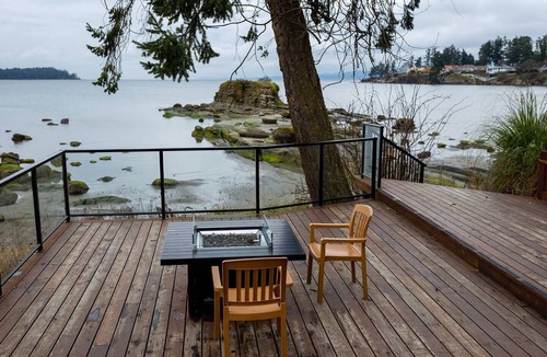 Regional District of Nanaimo Apartment | Studio, Pool, Beach, BBQ & Kayaks/Paddleboards
