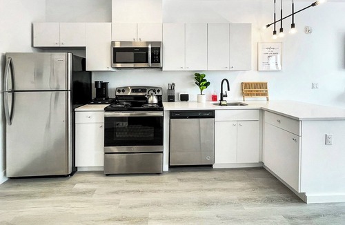 Elizabeth Apartment | Studio Suite w/Pool + Gym Near NYC & MetLife