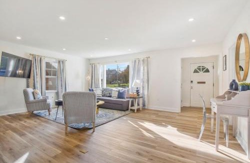 Annapolis House | Stylish + fresh bungalow 2 blocks from N-MC Stadium