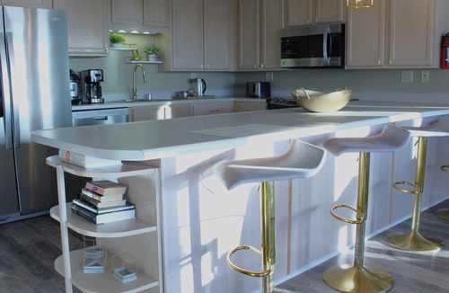 Long Beach Condo | Stylish Oceanfront Escape 2 Master Suites King Bed