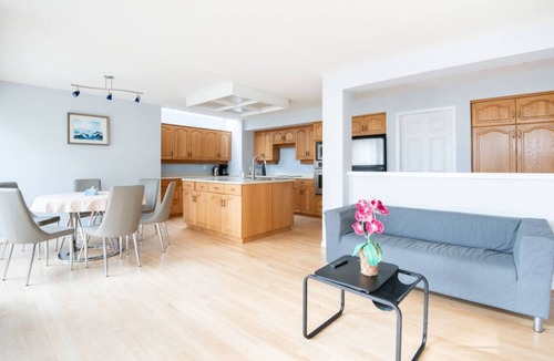Caulfeild House | Stylish & Spacious West Vancouver Retreat