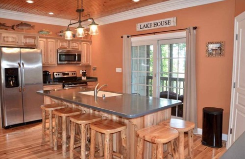 Jamestown House | Summer Dates OPEN🚤 🎉84 FIVE ⭐️ Reviews Golden Tee Golf, Ping Pong, Foosball table