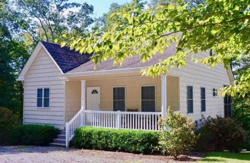 Jamestown House | Summer Dates OPEN🚤 🎉84 FIVE ⭐️ Reviews Golden Tee Golf, Ping Pong, Foosball table