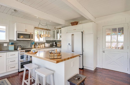 Langley Cottage | Sun-soaked Sandy Point Haven w/Beach Access!