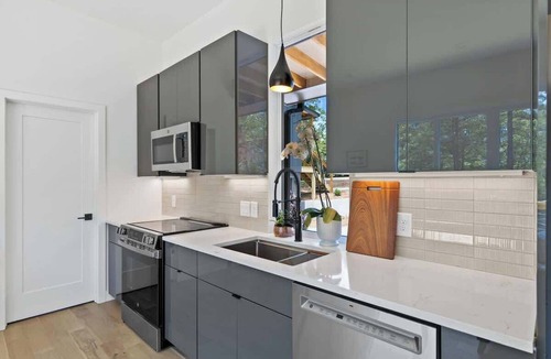 Young Harris House | Sunbeam | Cozy Deck + Hot Tub/Sauna Access + Dogs