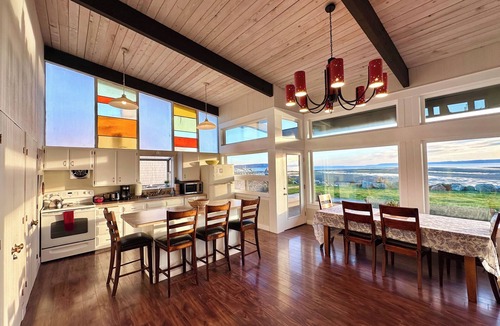 Clinton House | Sunlight Beach Getaway - sleeps 8, beachfront getaway on Useless Bay