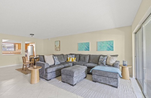 Palm Beach Shores Apartment | Sunny Beachside Oasis: Sleeps 6,1 Block to Waves