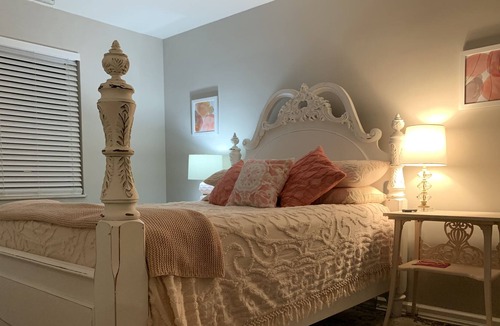 Roselawn Finance Apartment | Sunny, spacious and comfortable 2 bedroom apartment in Pleasant Ridge