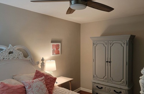 Roselawn Finance Apartment | Sunny, spacious and comfortable 2 bedroom apartment in Pleasant Ridge