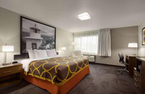 Downtown Hotel | Super 8 by Wyndham Eureka
