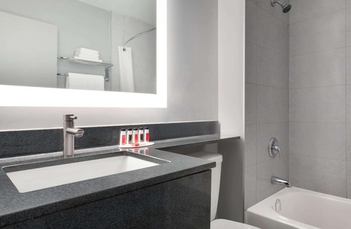 Windsor Hotel | Super 8 by Wyndham Windsor/Dougall