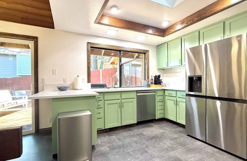 Thurston House | Super comfy 3000 sq ft 4 bedrooms, Deck, EV Charger