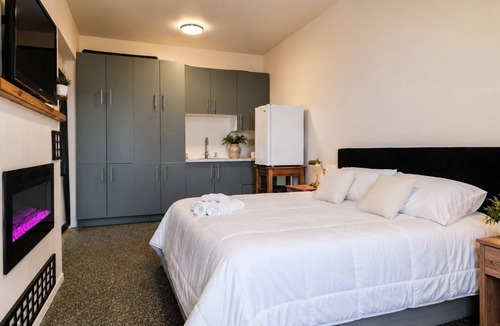 Bowen Island Bed & Breakfast | Sweeping Pacific Views & Unforgettable Sunsets · Your Island Escape, 20 Min Away