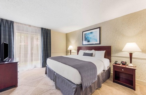 Blue Ash Hotel | The Blu Hotel Blue Ash Cincinnati, an Ascend Collection Hotel
