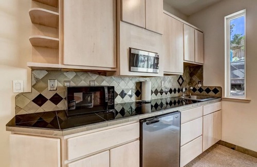 Round Hill Village Apartment | The Boho Alpine Hangout |Hot Tub| BBQ|Sleeps 10
