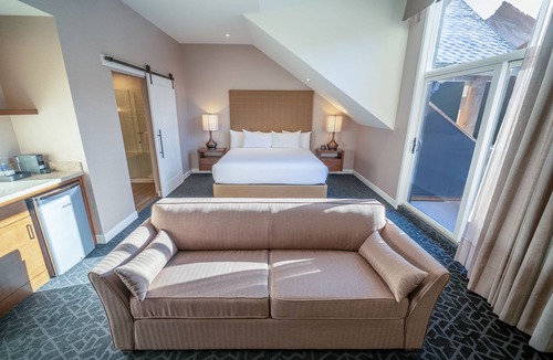 Canmore Hotel | The Malcolm Hotel