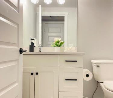 Northwest Edmonton House | The Private Central Edmonton Suite - Comfortable & Fully-Equipped Basement Suite