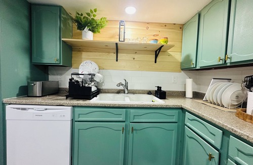 Northwest Ithaca House | The “Specchio”; 2 Queen beds-2 bath, family Apt, WiFi, AC, pet friendly, firepit
