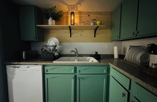 Northwest Ithaca House | The “Specchio”; 2 Queen beds-2 bath, family Apt, WiFi, AC, pet friendly, firepit