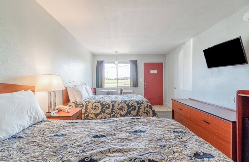 Aurora Hotel | Three Inviting Units, Your Gateway to Small Town Adventures, Local Shops & Eats