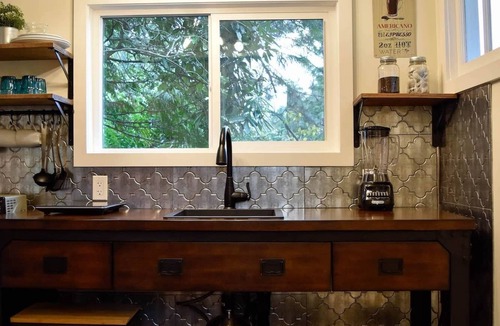 Harrison Hot Springs Cottage | Tiny cottage with kitchenette
