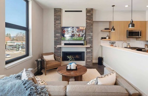 Sandpoint Condo | Top floor downtown dog friendly condo. Hot tub too