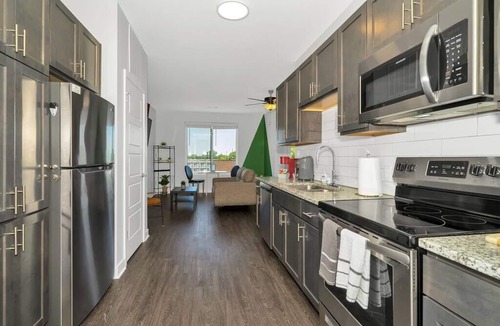 Downtown Indianapolis Apartment | Top Flr Large Studio Pool Gym Free Parking