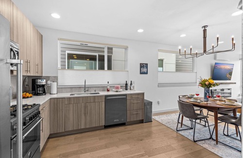 West Seattle House | Townhome w/Rooftop Deck-Heated Floors-15 min MAJOR INTERNATIONAL SPORTING EVENT-Walk 2 Restaurants/Bars.