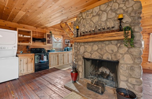 Franklin Cabin | TRAILS & TRANQUILITY - Cozy Cabin on 30 Acres