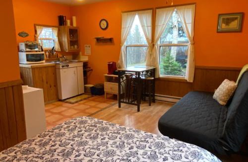 Wreck Cove Cabin | Trailside Accommodations and Outdoor Adventures