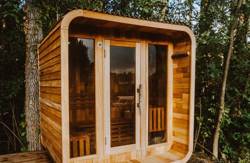 Sodus Cabin | Treehouse 2 Honeymoon Treehouse Escape & Spa w private hot tub