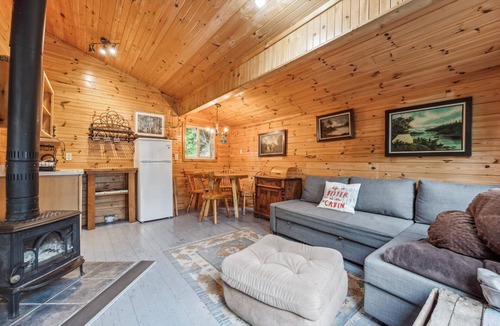 Colpoys Bay Cottage | Treetop Hideaway – Rustic Cabin Retreat