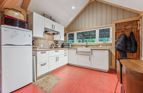 Colpoys Bay Cottage | Treetop Hideaway – Rustic Cabin Retreat