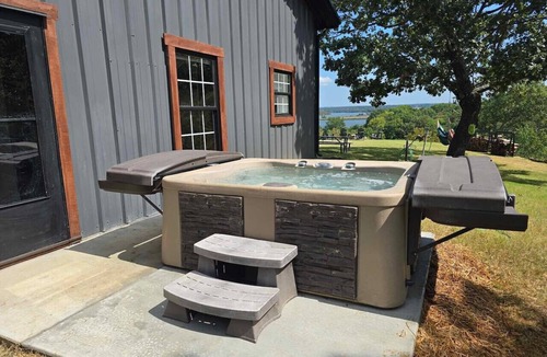 Muskogee House | Twisted Tree with Arkansas River Views and Hot Tub