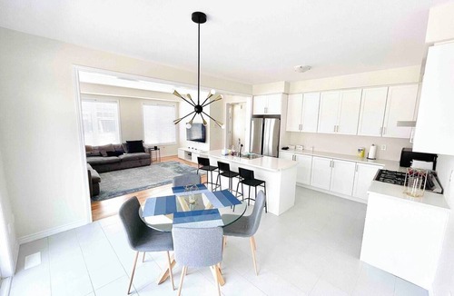 Thorold Villa | Two Adjacent Modern Homes in West Niagara Sleep 16