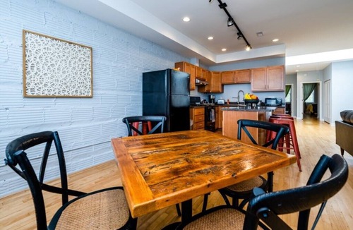 Three Oaks Apartment | (Two Night Minimum!) Three Oaks Charmer Right In Downtown!