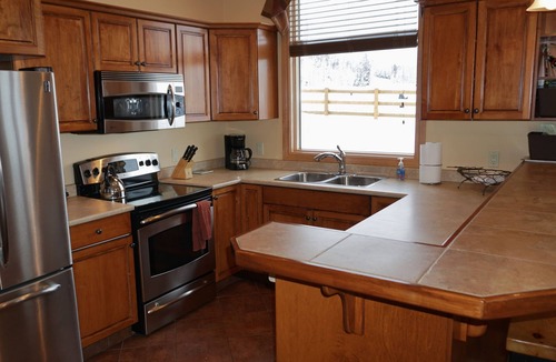 East Kootenay House | Ultimate Slope-Side Stay Ski-In/Out Stunning Mountain Views Hot Tub